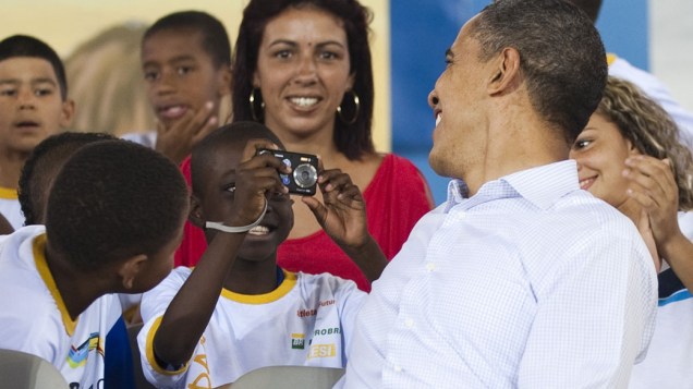 Presidente Obama posa para foto tirada por criança na favela Cidade de Deus, no Rio de Janeiro