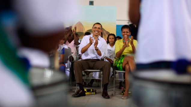 Presidente Barack Obama e a primeira-dama Michelle assistem apresentação na favela Cidade de Deus, Rio de Janeiro