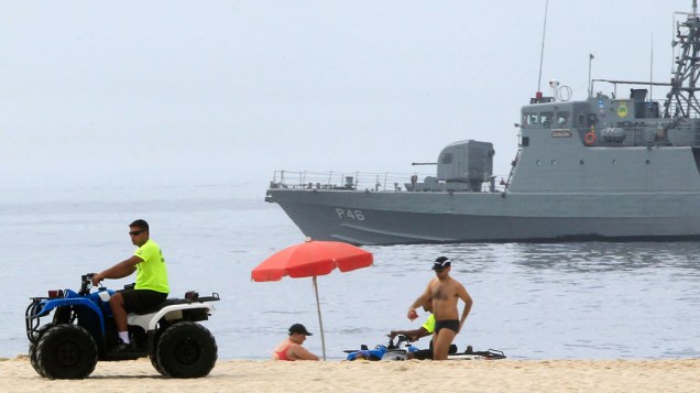 Navio da marinha patrulha a praia de Copacabana, durante a visita do presidente Barack Obama