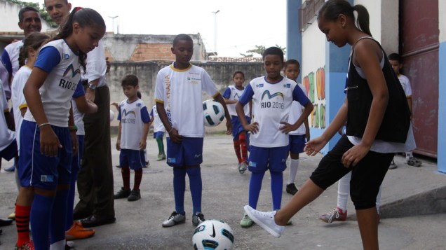 Sasha Obama, filha do presidente americano, joga futebol com crianças da favela Cidade de Deus, no Rio de Janeiro