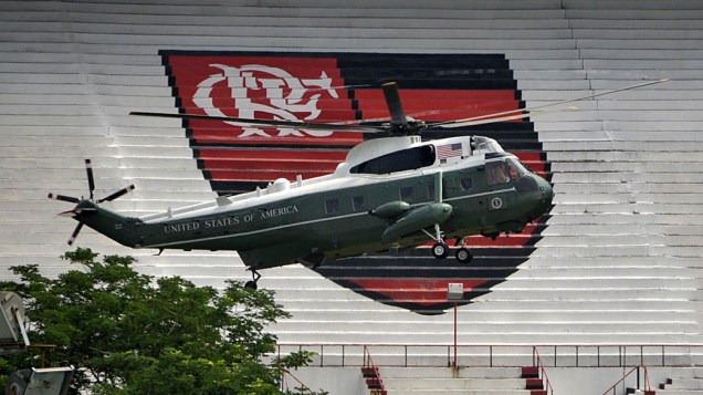 Helicóptero presidencial dos Estados Unidos decola do campo de treinamento do Flamengo, no Rio de Janeiro