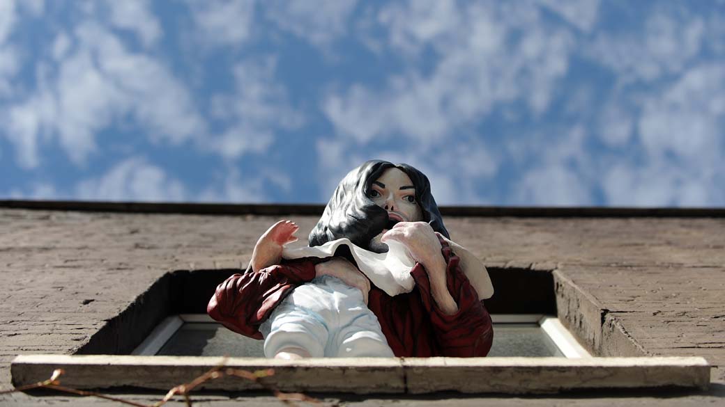 Em Londres, obra intitulada “Madonna e Criança” da artista sueca Maria Von Kohler, retrata o cantor Michael Jackson balançando um bebê para fora da janela