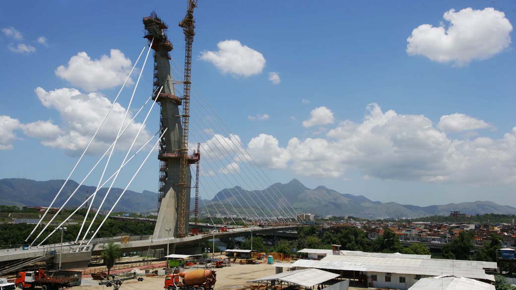 Construção da ponte que liga a Ilha do Fundão à Linha Vermelha, obra da empreiteira Queiroz Galvão