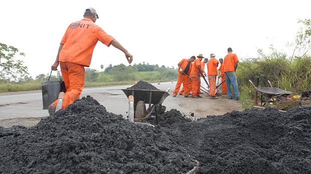 Obras do DNIT na rodovia BR-101, em trecho dentro do estado da Bahia