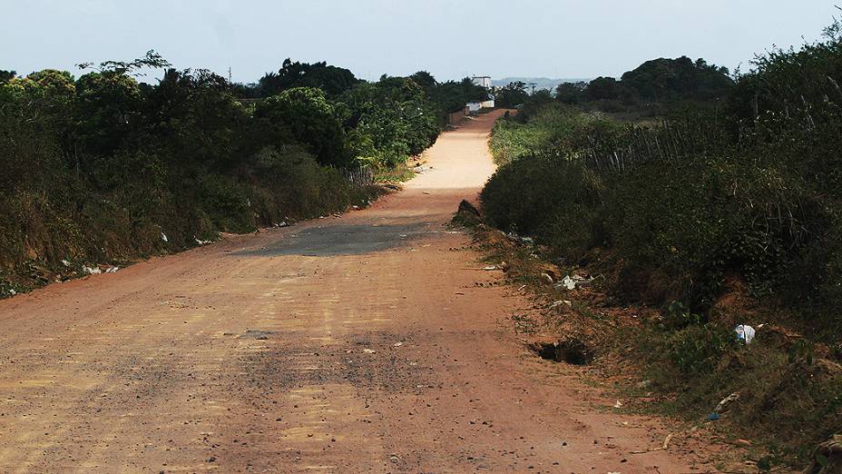 Acesso ao aeroporto de São Gonçalo do Amarante é uma estrada de cascalho com extensão de 6 quilômetros