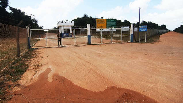Portão da entrada para o aeroporto de São Gonçalo do Amarante é protegido pelo Exército