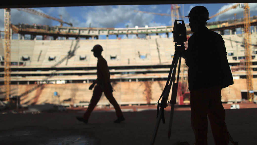 Funcionários na construção do Estádio Mané Garrincha, em Brasília