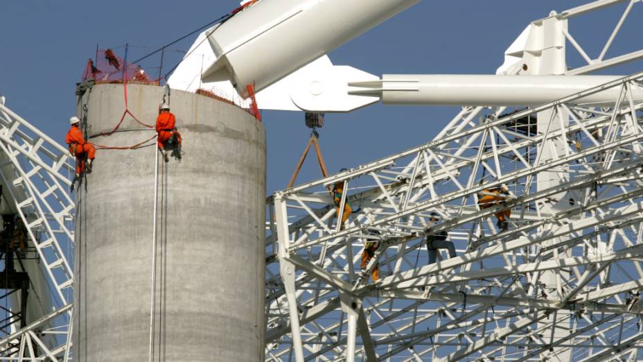 A montagem da cobertura do Engenhão, em 2007