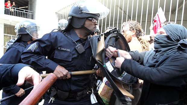Confrontos entre manifestantes e polícia em Oakland