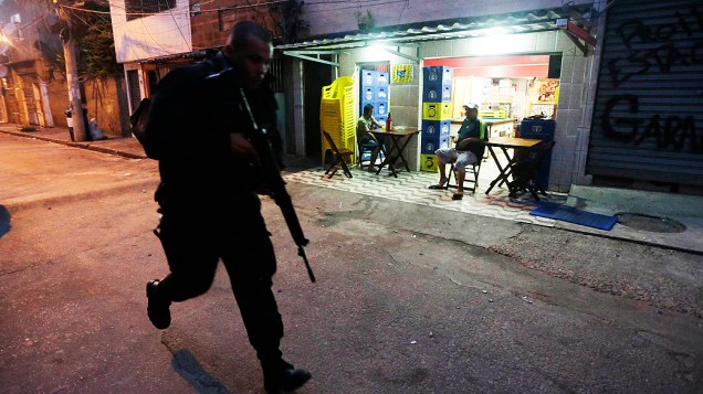 Homens da Polícia Federal, Militar, Civil e da Marinha participam da ocupação do Complexo da Maré na Zona Norte do Rio de Janeiro, RJ, neste domingo (30)