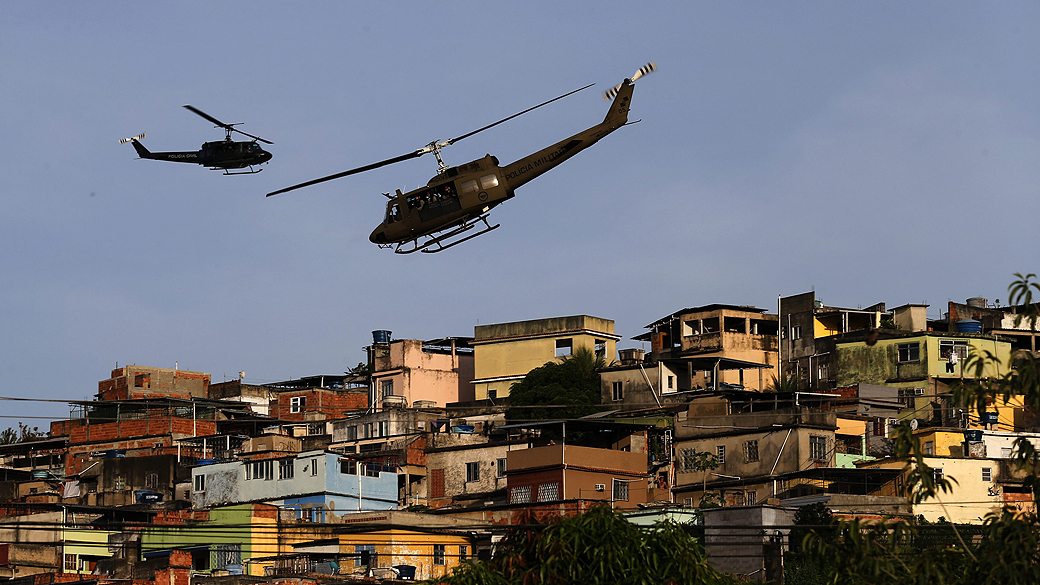 Homens das Forças Armadas desocuparão totalmente o Complexo da Maré, no Rio de Janeiro, na terça-feira