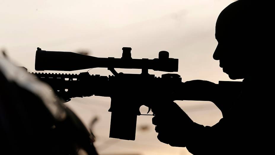 Homens da Polícia Federal, Militar, Civil e da Marinha participam da ocupação do Complexo da Maré na Zona Norte do Rio de Janeiro, RJ, neste domingo (30)