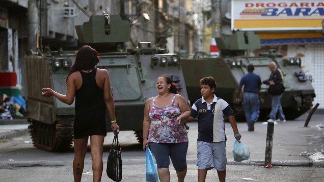 Homens da Polícia Federal, Militar, Civil e da Marinha participam da ocupação do Complexo da Maré na Zona Norte do Rio de Janeiro, RJ, neste domingo (30)