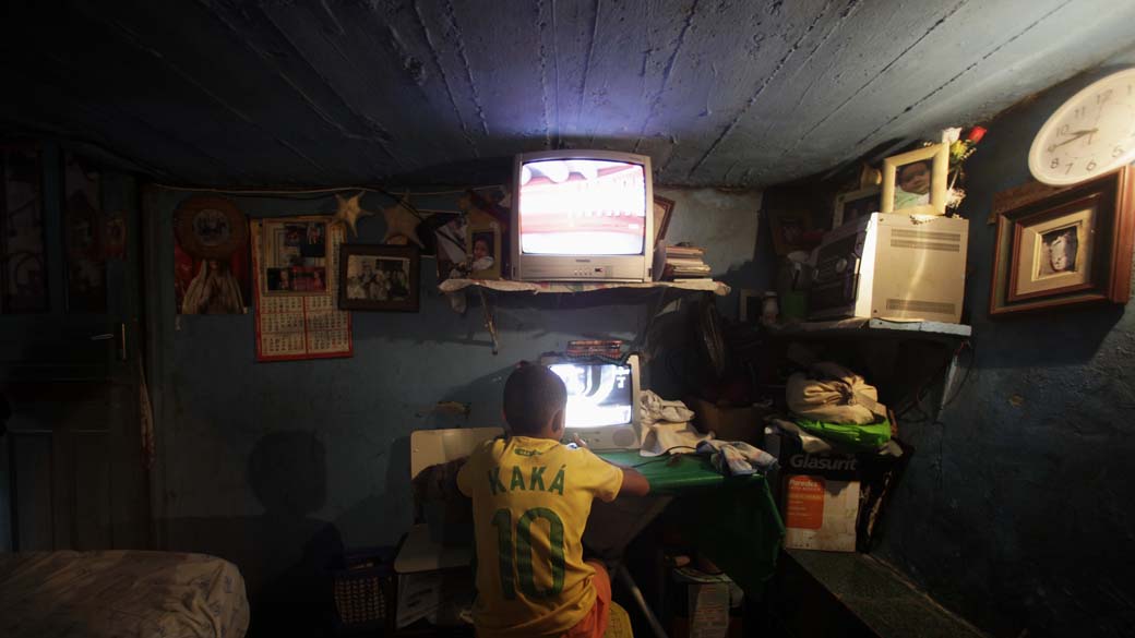 Morador assiste tv após ocupação da favela da Rocinha, no Rio de Janeiro