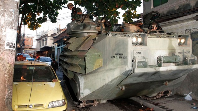 Blindados da Marinha durante a ocupação do Morro da Mangueira, no Rio de Janeiro - 19/06/2011