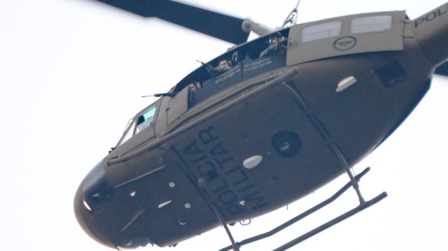 Helicóptero usado na operação de ocupação do Morro da Mangueira, no Rio de Janeiro. Ao todo foram usados cinco helicópteros e quatorze blindados - 19/06/2011