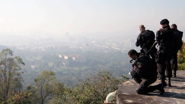 Forças policiais ocupam o Morro da Magueira, após operação que começou às 6 da manhã, no Rio de Janeiro - 19/06/2011