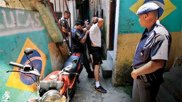 A ROTA NA RUA - Na favela São Remo, em São Paulo, policiais buscam bandidos que mataram um PM da tropa de elite
