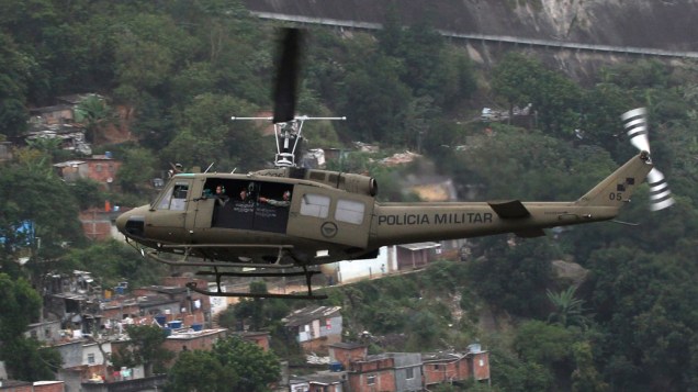 Helicóptero da polícia militar sobrevoa a Rocinha, durante a operação "Choque de Paz", no Rio de Janeiro - 13/11/2011