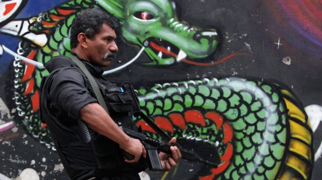 Policial patrulha ruas da Rocinha, durante a operação "Choque de Paz", no Rio de Janeiro - 13/11/2011