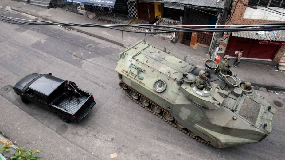 Blindado da Marinha entra na favela da Rocinha, durante ocupação da operação "Choque de Paz", no Rio de Janeiro - 13/11/2011