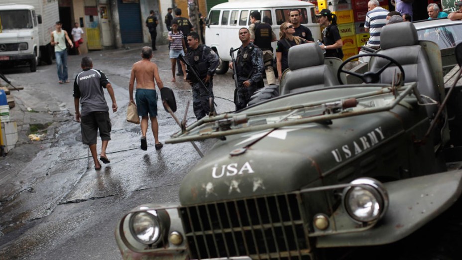 Policiais e moradores circulam próximos a uma das entradas da favela do Vidigal, no Rio de Janeiro - 13/11/2011