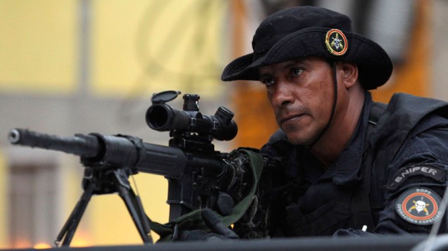 Atirador de elite do BOPE, durante a operação de ocupação "Choque de Paz" - 13/11/2011