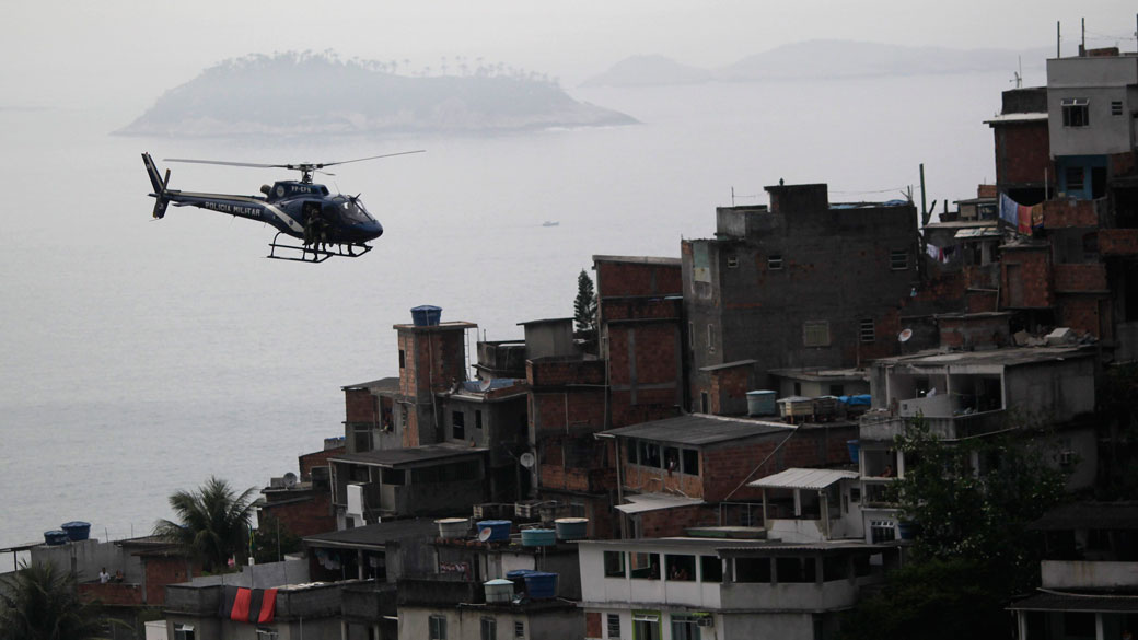 Helicóptero da policia sobrevoa a favela da Rocinha, durante a operação de ocupação "Choque de Paz" - 13/11/2011