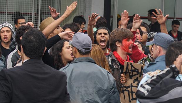 Estudantes acompanham a situação dos colegas encaminhados ao 2º Distrito Policial, no Bom Retiro, no centro de São Paulo, após a desocupação do prédio da reitoria