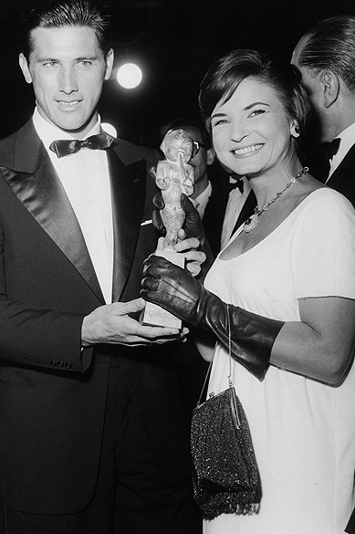 A atriz Odete Lara recebe o troféu Saci por sua participação no filme "Arara Vermelha", de 1957, das mãos do jogador de futebol Bellini, capitão da Seleção Brasileira campeão do mundo em 1958, durante solenidade em São Paulo