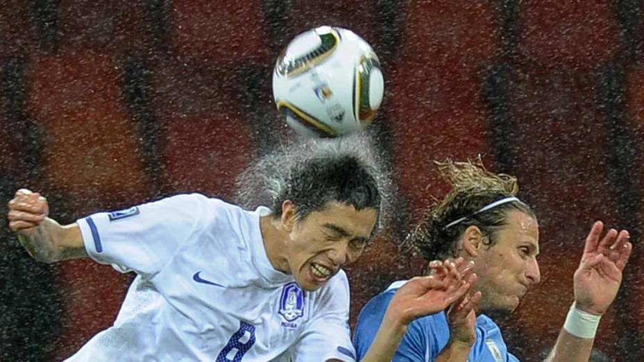 Lance entre Kim Jung-Woo e Diego Forlan no jogo entre Uruguai e Coreia do Sul