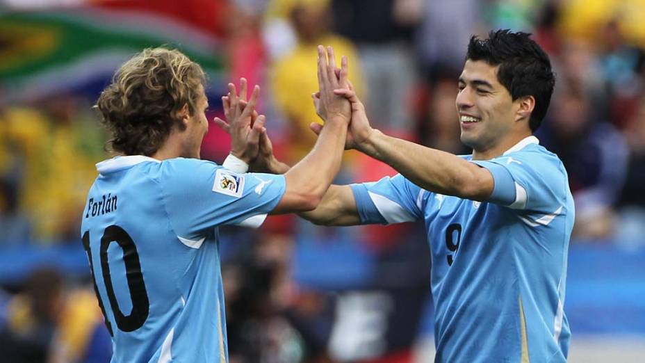 Diego Forlan e Luis Suarez comemoram o primeiro gol do Uruguai contra a Coreia do Sul
