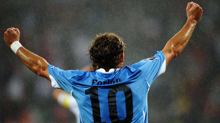 Diego Forlan comemora gol do Uruguai contra a Coreia do Sul