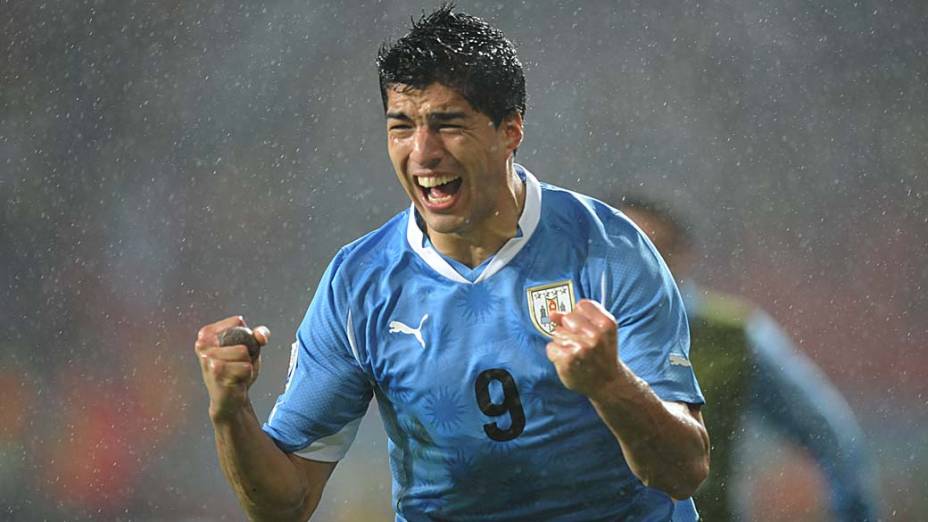 Luis Suarez comemora gol contra a Coreia do Sul