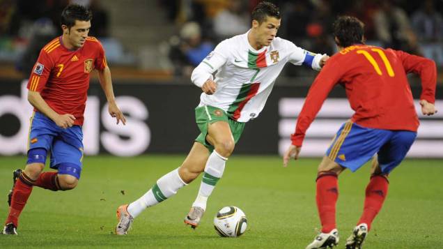 Cristiano Ronaldo, que foi capitão da seleção portuguesa na Copa de 2010, durante o jogo contra a Espanha, na África do Sul