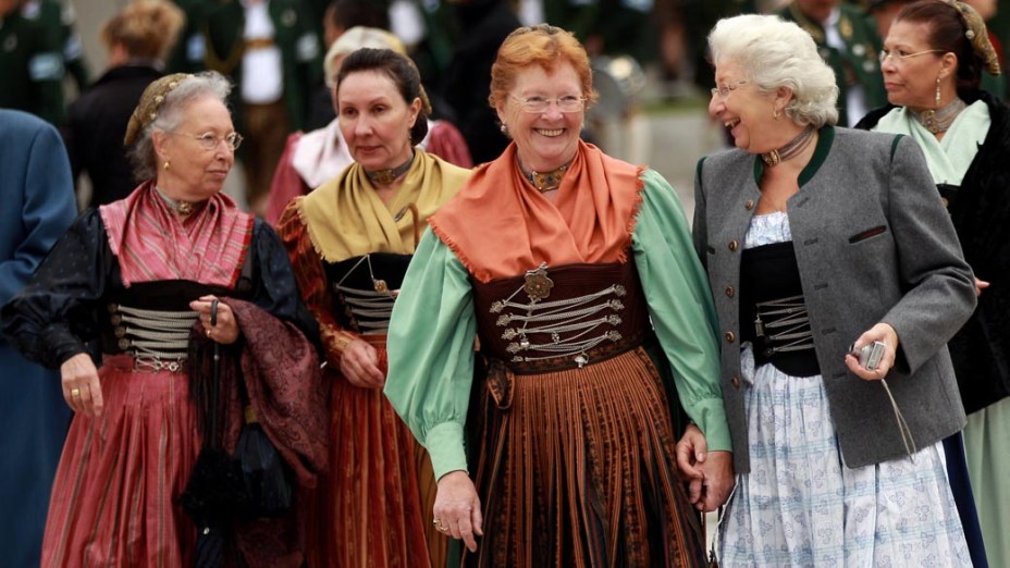 Alemãs chegam ao Oktoberfest com trajes típicos
