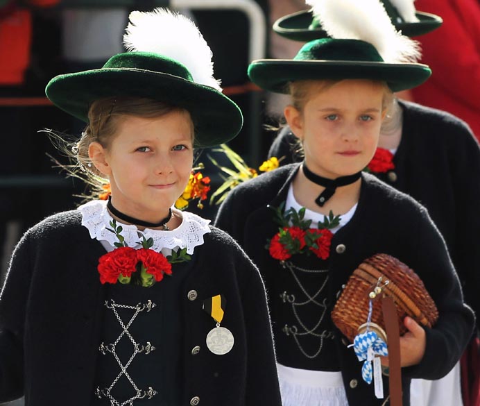 Crianças participam da tradicional parada dos atiradores de rifle, que acontece no Oktoberfest
