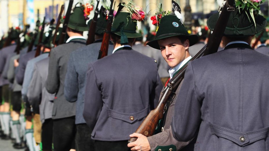 Atiradores de rifle participam de parada do Oktoberfest