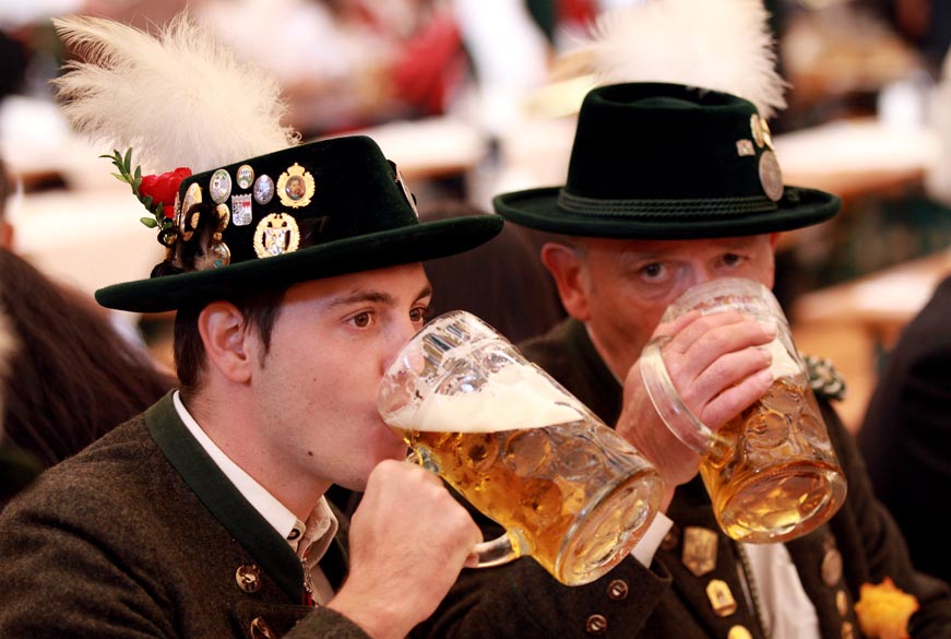 Visitantes apreciam a principal bebida do Oktoberfest: cerveja