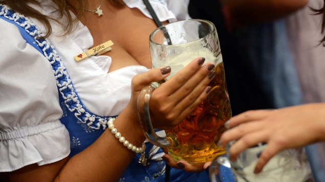 Visitante com caneca de cerveja durante a Oktoberfest, na Alemanha