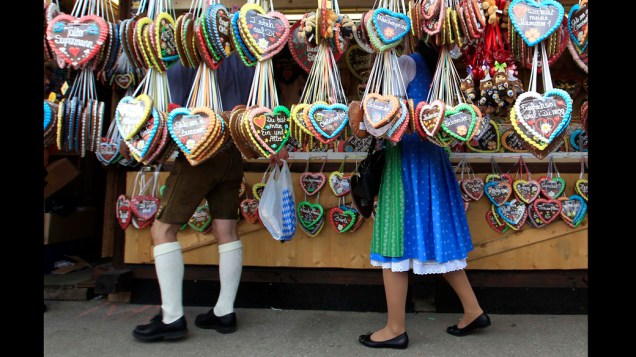 Visitantes passam por doces de genbigre durante a Oktoberfest em Munique