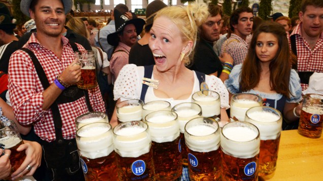 Garçonete carrega canecas de cerveja durante a Oktoberfest, em Munique