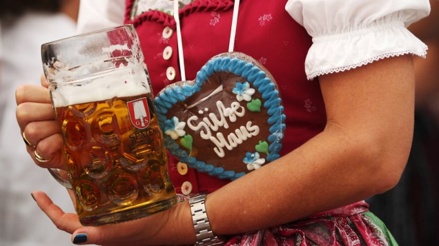 Visitante carrega caneca de cerveja durante a Oktoberfest, em Munique
