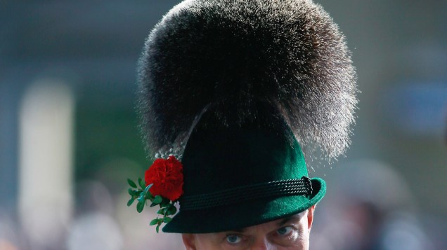 Membro de uma associação de fuzileiros usa um tradicional chapéu bávaro durante desfile na 179ª Oktoberfest