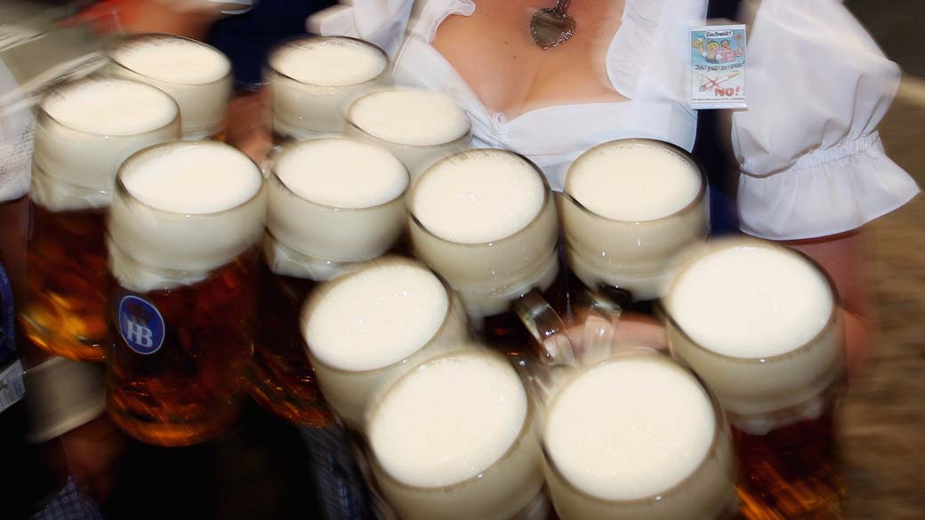Garçonete carrega canecas de cervejas durante a "Oktoberfest" em Munique, Alemanha