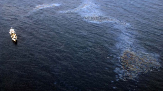 Mancha de óleo provocada pela colisão de dois navios cargueiros em General Santos, Filipinas