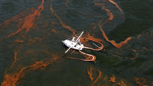 No Golfo do México, barco coleta óleo vazado de poço da British Petroleum