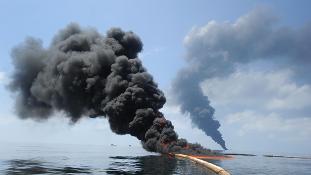 Óleo queima no Golfo do México. O fogo foi ateado na tentativa de evitar que a mancha de óleo de espalhe
