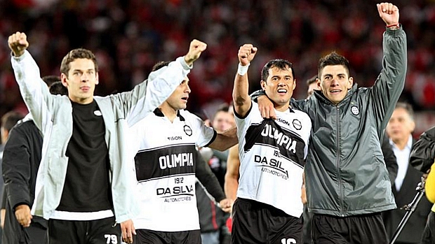 Jogadores do Olimpia comemoram vaga para a final após derrota para o Santa Fé