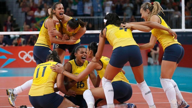 Brasileiras comemoram vitória sobre os Estados Unidos nos Jogos Olímpicos de Londres, em 11/08/2012